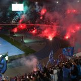 Bereits vergangenen Sonntag hätte der SSC Neapel zu Hause Meister werden können, verspielte kurz vor Schluss jedoch eine 1:0 Führung und holte nur ein Remis. Doch zigtausende Fans wollten sich die Meisterfeier im eigenen Stadion nicht nehmen lassen: Sie waren am Donnerstagabend ins Stadio Diego Armando Maradona gekommen, um das Spiel auf einer gigantischen Leinwand zu verfolgen.