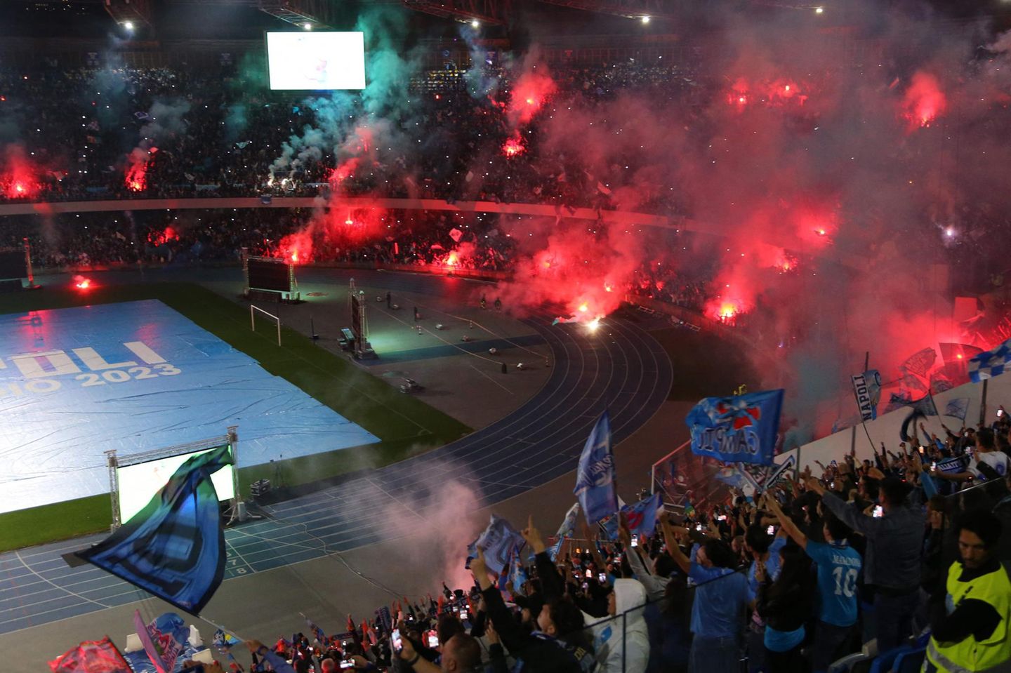 Seria A: Bereits vergangenen Sonntag hätte der SSC Neapel zu Hause Meister werden können, verspielte kurz vor Schluss jedoch eine 1:0 Führung und holte nur ein Remis. Doch zigtausende Fans wollten sich die Meisterfeier im eigenen Stadion nicht nehmen lassen: Sie waren am Donnerstagabend ins Stadio Diego Armando Maradona gekommen, um das Spiel auf einer gigantischen Leinwand zu verfolgen. Bereits vergangenen Sonntag hätte der SSC Neapel zu Hause Meister werden können, verspielte kurz vor Schluss jedoch eine 1:0 Führung und holte nur ein Remis. Doch zigtausende Fans wollten sich die Meisterfeier im eigenen Stadion nicht nehmen lassen: Sie waren am Donnerstagabend ins Stadio Diego Armando Maradona gekommen, um das Spiel auf einer gigantischen Leinwand zu verfolgen.