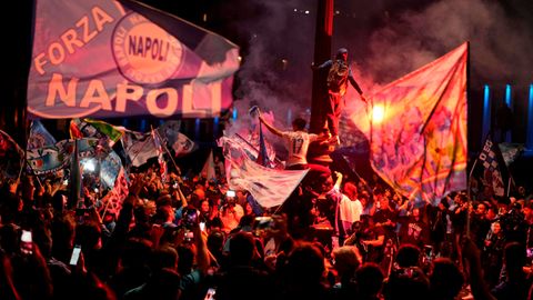 Fans des SSC Neapel jubeln über das 1:1 und den Gewinn des italienischen Meistertitels