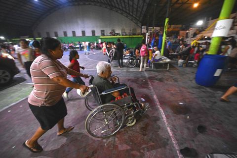 Flucht vor dem Vulkan Fuego: Menschen aus einem Dorf südlich von Guatemala-Stadt versammeln sich in einem Sportzentrum