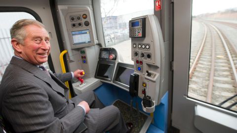 2012 ließ sich König Charles III., damals noch als Prinz, erklären, wie man einen Zug der Londoner U-Bahn fährt