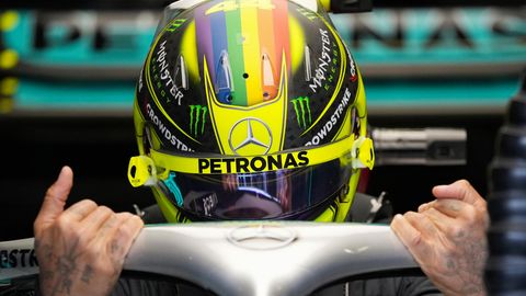 Lewis Hamilton mit regenbogenfarbenem Helm