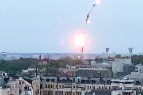 Vorfall im Video: Kontrolle verloren: Ukraine schießt eigene Drohne über Kiew ab