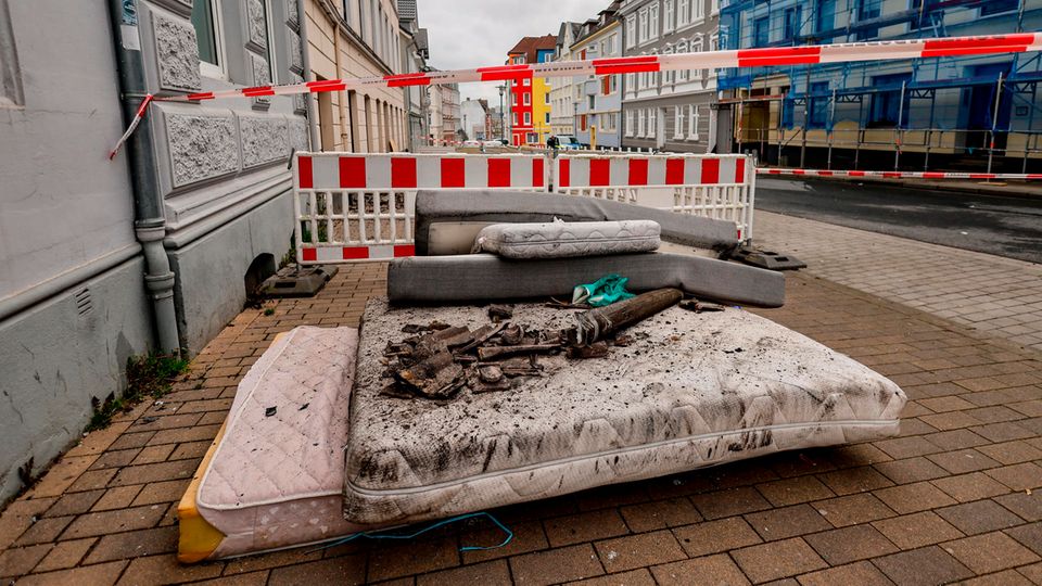 Matratzen liegen vor dem ausgebrannten Wohnhaus in Flensburg Matratzen liegen vor dem ausgebrannten Wohnhaus in Flensburg