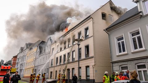 Stundenlang kämpft die Flensburger Feuerwehr am Donnerstag gegen die Flammen