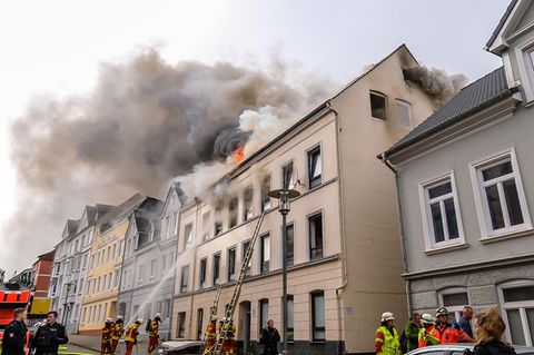 Stundenlang kämpft die Flensburger Feuerwehr am Donnerstag gegen die Flammen
