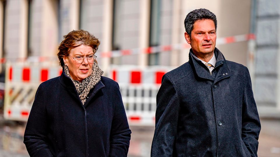 Schleswig-Holsteins Innenmnisterin Sabine Sütterlin-Waack (CDU) und Flensburgs Oberbürgermeister Fabian Geyer (parteilos) Schleswig-Holsteins Innenmnisterin Sabine Sütterlin-Waack (CDU) und Flensburgs Oberbürgermeister Fabian Geyer (parteilos)
