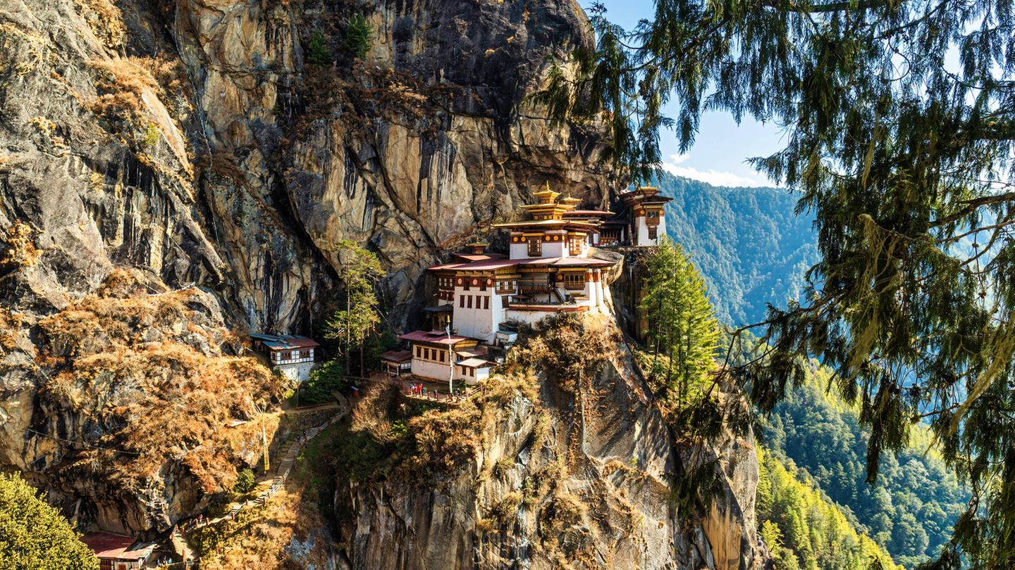 Tempelanlage in den Bergen von Bhutan