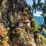 Tempelanlage in den Bergen von Bhutan