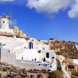 Blick auf die weißen Häuser von Santorin