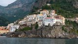 Blick auf eine Dorf an der Amalfi-Küste
