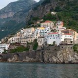Blick auf eine Dorf an der Amalfi-Küste