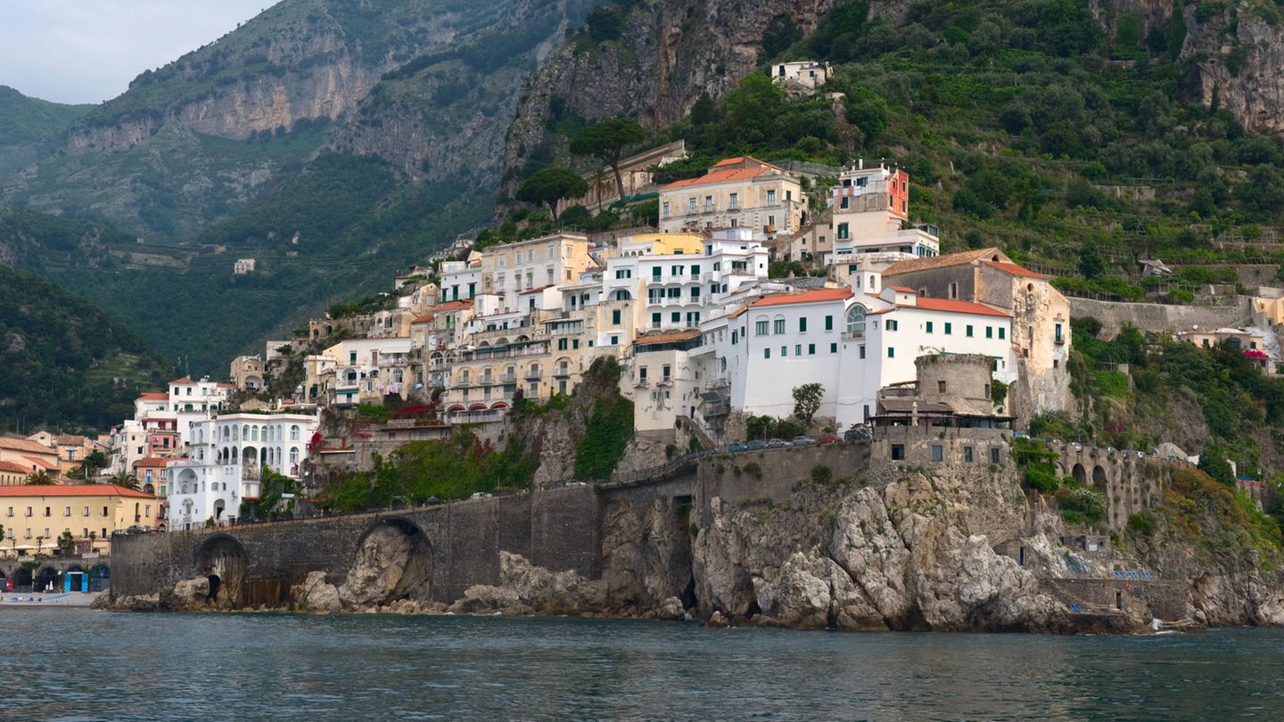 Amalfiküste, Italien Blick auf eine Dorf an der Amalfi-Küste