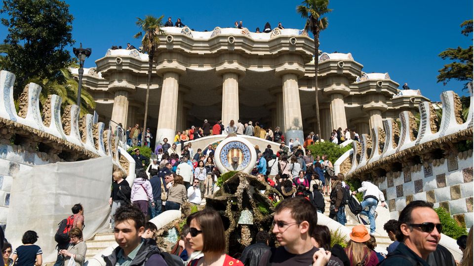 Besuchermassen im Parc Güell in Barcelona