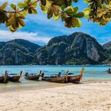 Boote am Strand von Koh Phi Phi