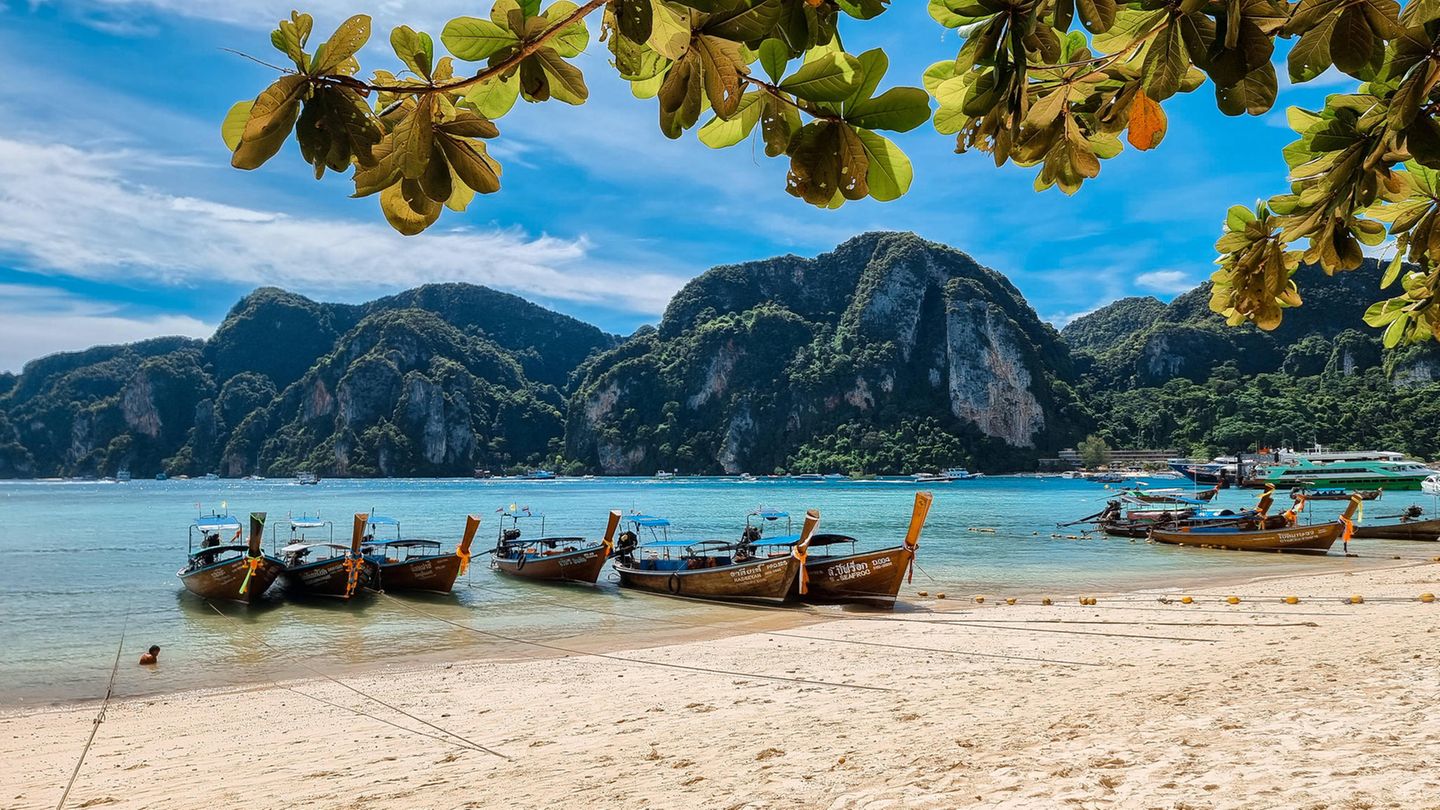 Boote am Strand von Koh Phi Phi