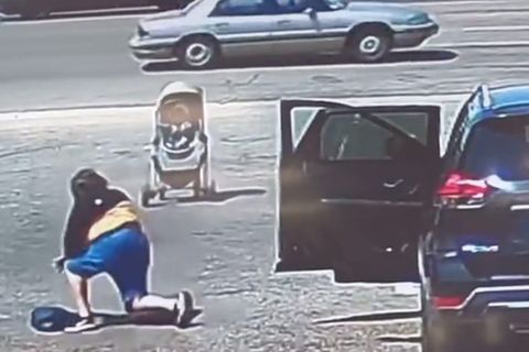 Kinderwagen rollt auf Straße zu