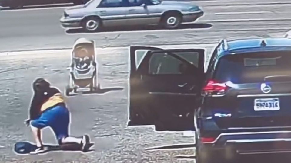 Kinderwagen rollt auf Straße zu Kinderwagen rollt auf Straße zu