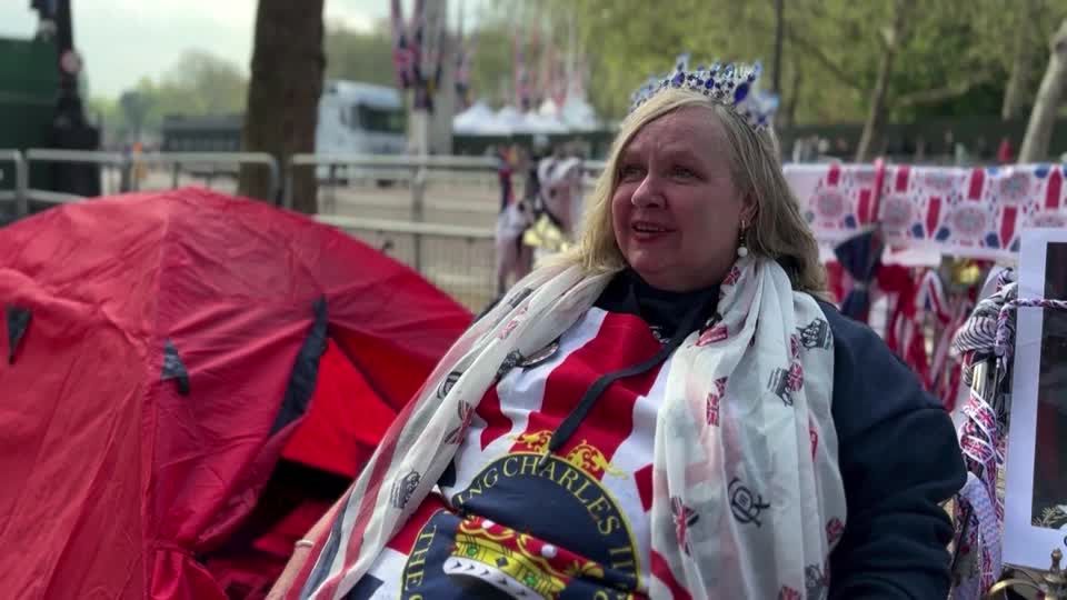 Video: Sicherheit und Sitzfleisch: Royale Fans sichern sich in Vorfreude auf die Krönung die besten Plätze