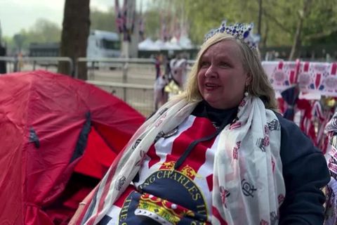 Video: Sicherheit und Sitzfleisch: Royale Fans sichern sich in Vorfreude auf die Krönung die besten Plätze