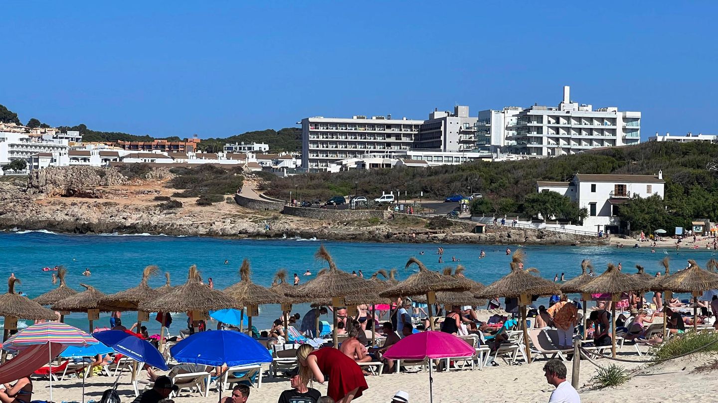 Touristen am Strand von Mallorca