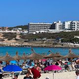 Touristen am Strand von Mallorca