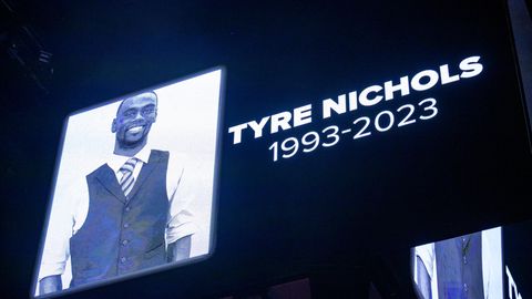 Ein Bild von Tyre Nichols ist vor einem Basketballspiel auf einer Leinwand zu sehen