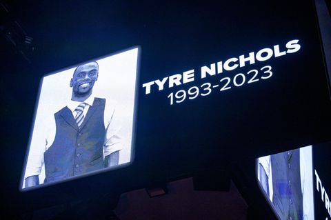 Ein Bild von Tyre Nichols ist vor einem Basketballspiel auf einer Leinwand zu sehen
