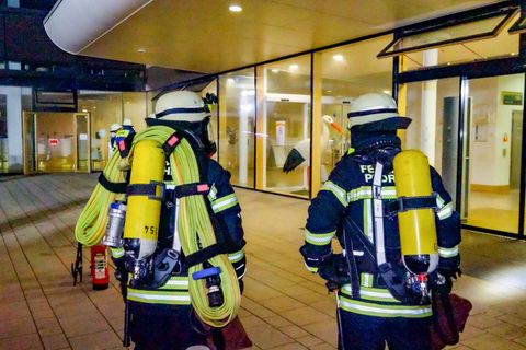 Feuerwehrleute vor dem Pforzheimer Krankenhaus, in dem am Dienstagabend ein Patient bei einem Brand ums Leben kam
