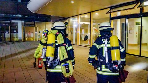 Feuerwehrleute vor dem Pforzheimer Krankenhaus, in dem am Dienstagabend ein Patient bei einem Brand ums Leben kam