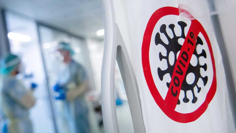 Ein Symbol auf der Intensivstation für Corona-Patienten einer Klinik weist auf den Covid-Bereich hin