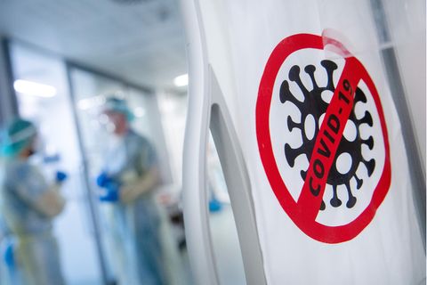 Ein Symbol auf der Intensivstation für Corona-Patienten einer Klinik weist auf den Covid-Bereich hin