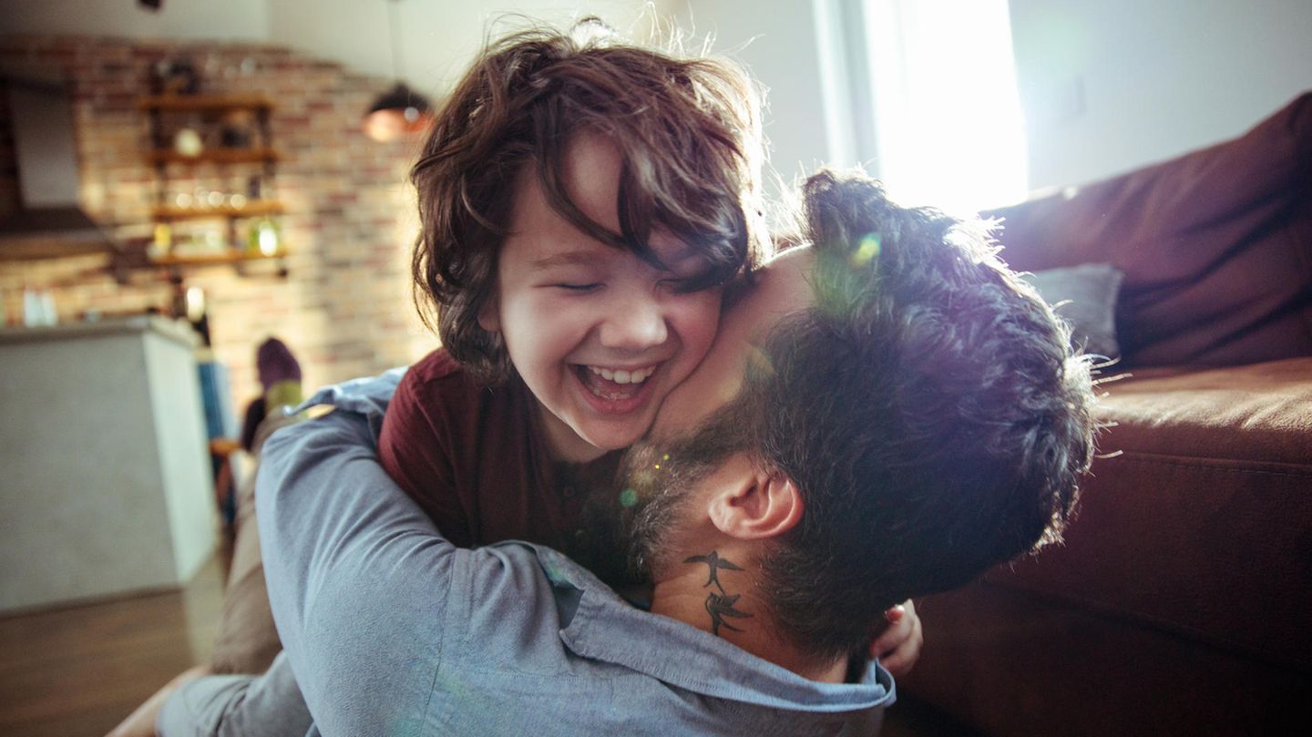 Vater und Sohn umarmen sich