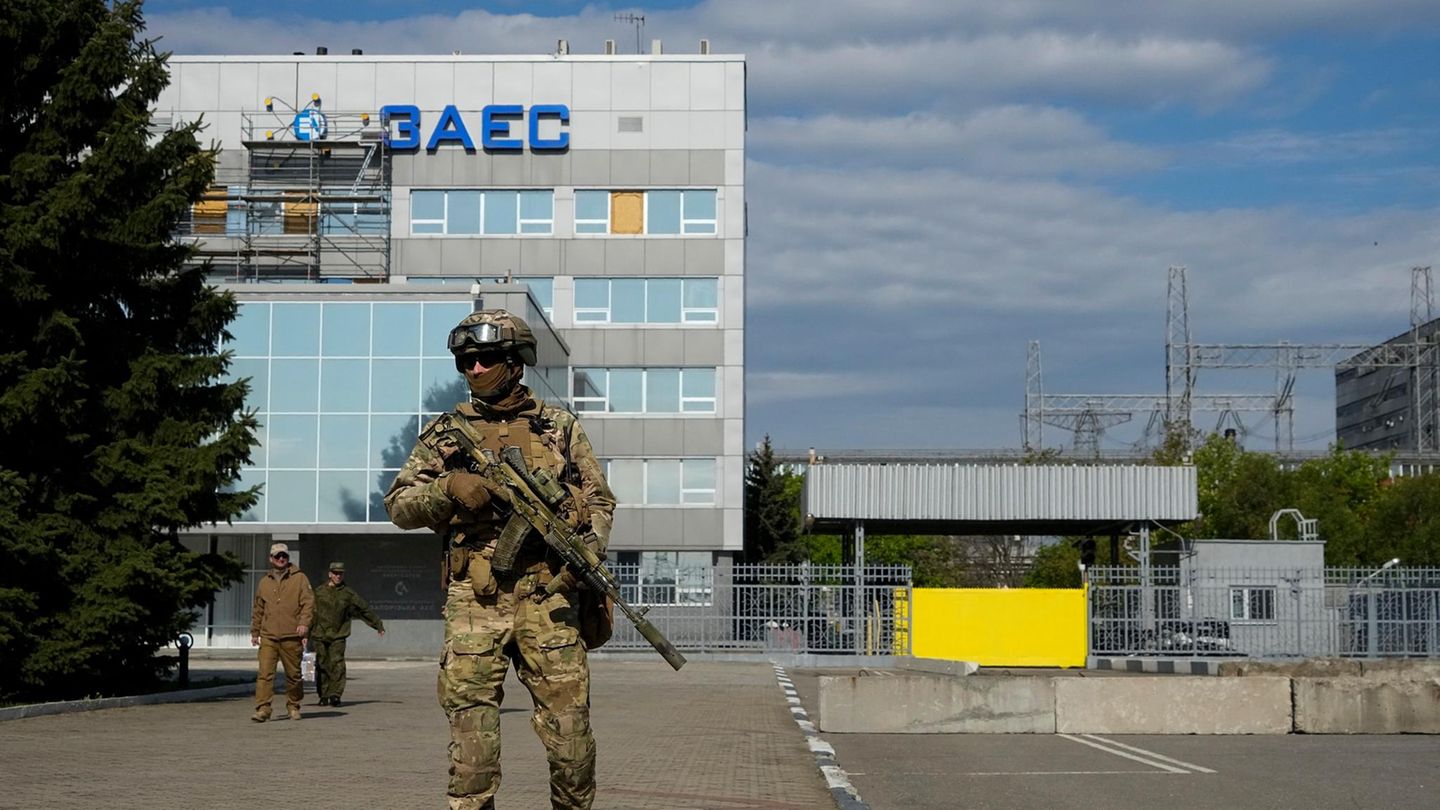 Ein russischer Soldat steht auf dem Gelände des Kernkraftwerks Saporischschja im Südosten der Ukraine Wache