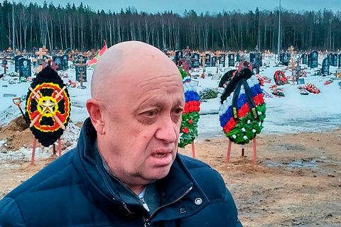 Kritisiert immer wieder deutlich und vulgär die russische Militärführung: Wagner-Chef Jewgenij Prigoschin, hier im vergangenen Winter auf einem Friedhof bei St. Petersburg