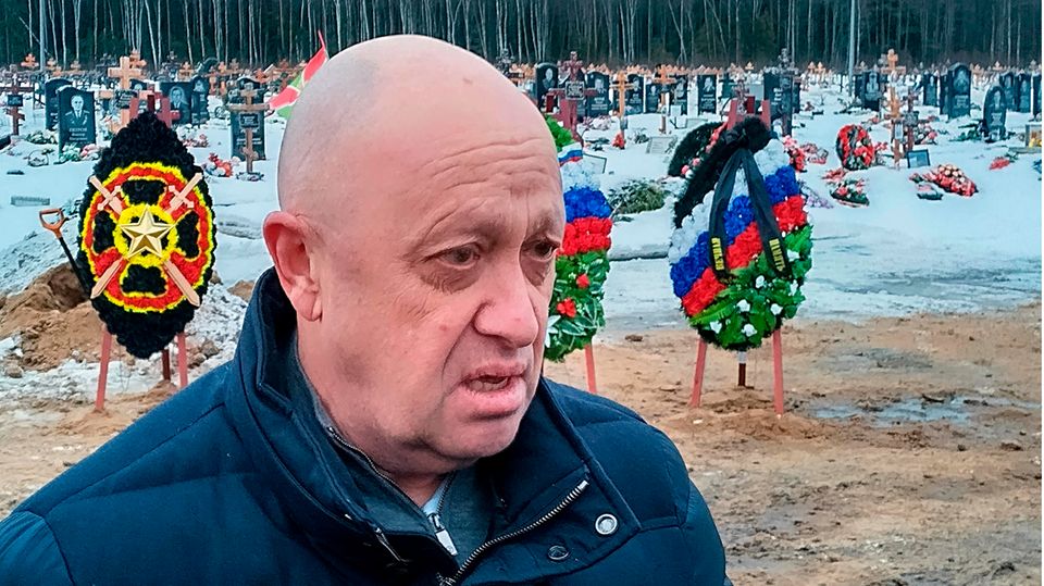 Kritisiert immer wieder deutlich und vulgär die russische Militärführung: Wagner-Chef Jewgenij Prigoschin, hier im vergangenen Winter auf einem Friedhof bei St. Petersburg