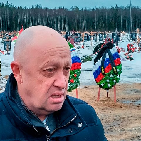 Kritisiert immer wieder deutlich und vulgär die russische Militärführung: Wagner-Chef Jewgenij Prigoschin, hier im vergangenen Winter auf einem Friedhof bei St. Petersburg