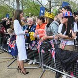 Prinzessin Kate begrüßt wartende Royal Fans