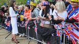 Prinzessin Kate begrüßt wartende Royal Fans