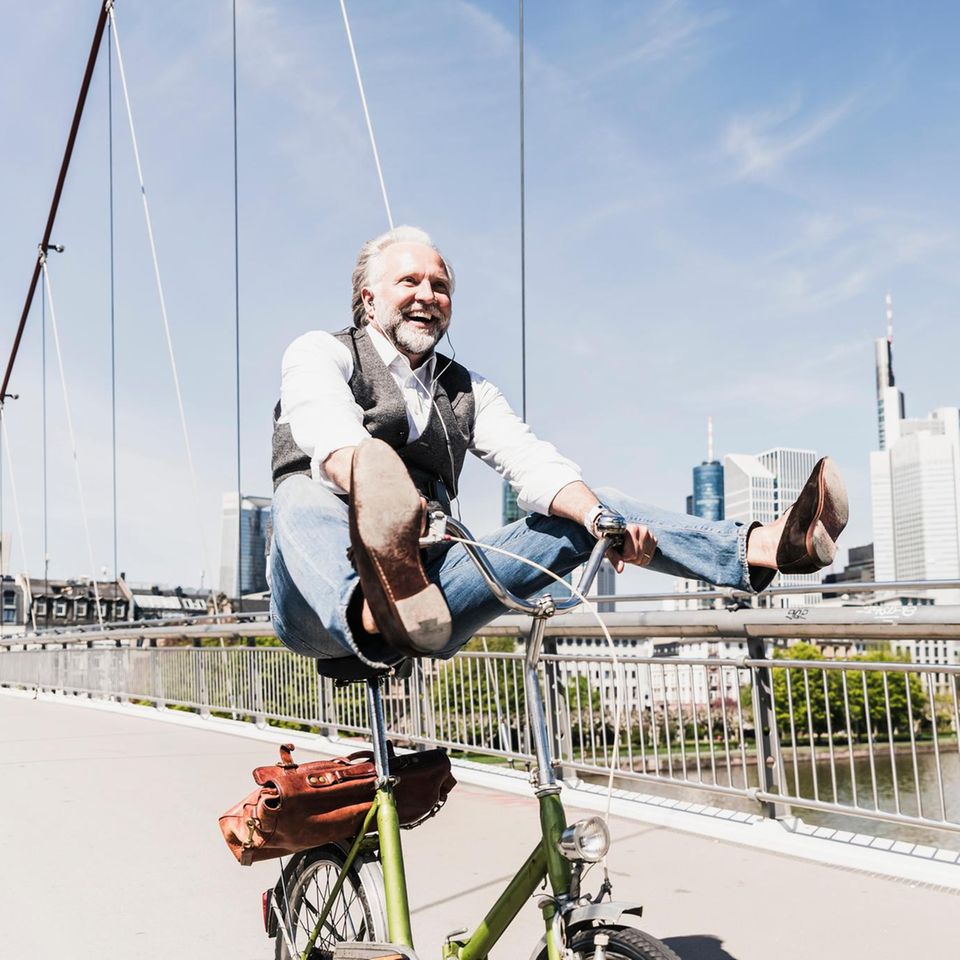Alter Mann auf Fahrrad