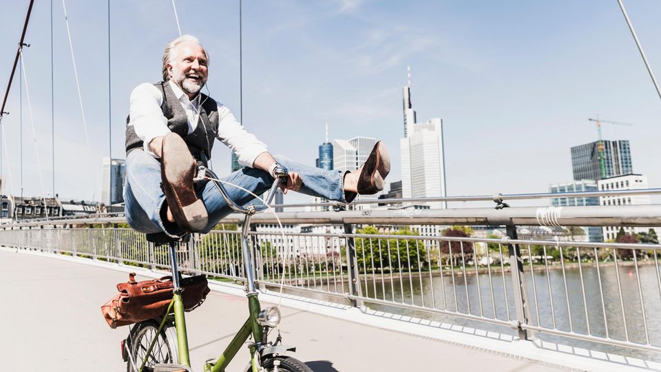 Alter Mann auf Fahrrad