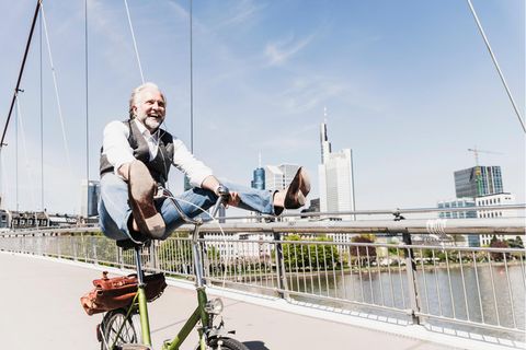 Alter Mann auf Fahrrad