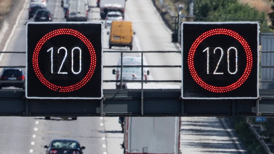 Digitale Schilder für ein Tempolimit von 120 km/h
