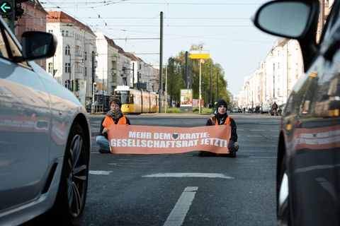 Aktivisten der Letzten Generation blockieren Anfang Mai die Greifswalder Straße in Berlin