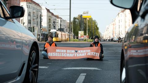Aktivisten der Letzten Generation blockieren Anfang Mai die Greifswalder Straße in Berlin