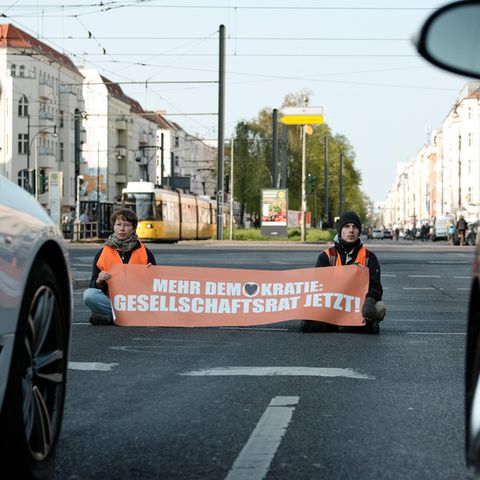 Aktivisten der Letzten Generation blockieren Anfang Mai die Greifswalder Straße in Berlin