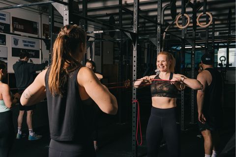 Zwei Frauen im Crossfit Training