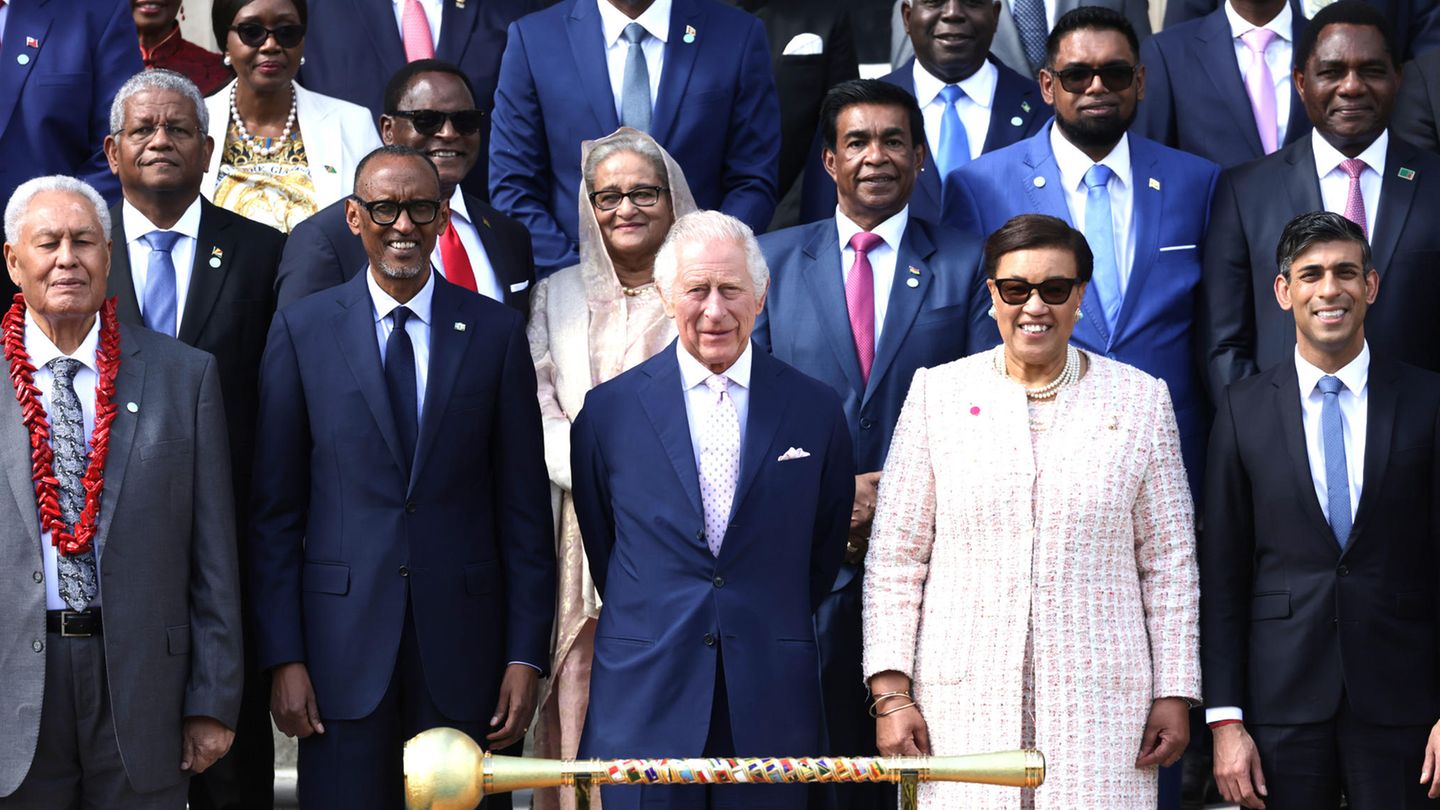 König Charles posiert er für ein Gruppenfoto mit den Staats- und Regierungschefs des Commonwealth