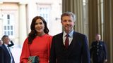 Hier kommen der dänische Kronprinz Frederik mit seiner Frau, Kronprinzessin Mary, an.