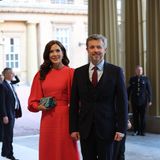 Hier kommen der dänische Kronprinz Frederik mit seiner Frau, Kronprinzessin Mary, an.